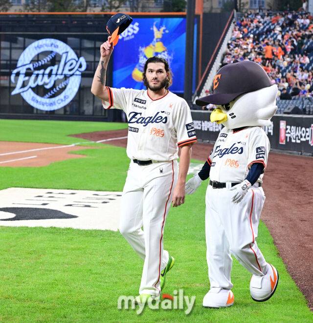 2025년 9월 26일 오후 대전 한화생명 볼파크에서 열린 '2025 신한 SOL뱅크 KBO 리그' LG 트윈스와 한화 이글스의 경기. 한화 폰세가 226K 단일시즌 최다 탈삼진 수상을 한 뒤 기뻐하고 있다./마이데일리