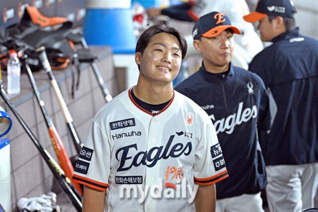 29일 대전 한화생명 볼파크 야구장에서 열린 '2025 신한 SOL BANK KBO리그' LG 트윈스와 한화 이글스 경기. 한화 선발 정우주가 4회초 1사에 무실점 호투를 마치고 조동욱과 교체되 마운드에서 내려왔다./대전 = 한혁승 기자