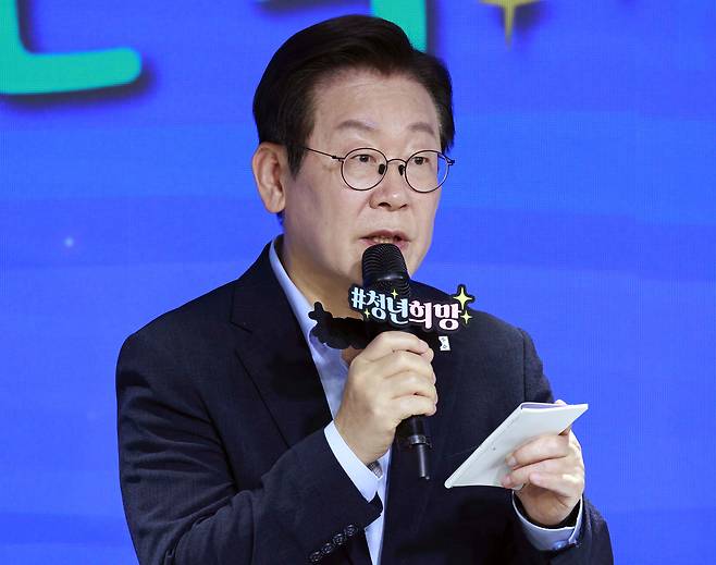 이재명 대통령이 19일 서울 마포구 구름아래 소극장에서 열린 2030 청년 소통·공감 토크콘서트에서 발언하는 모습. [연합]