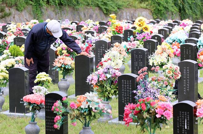 추석 연휴를 열흘 앞둔 23일 광주 북구 영락공원묘지에서 한 시민이 성묘하고 있다. [연합]