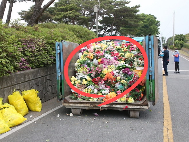 플라스틱 조화 금지 조치 전에 추모가 끝난 후 쏟아진 플라스틱 조화 쓰레기들. [김해시청 제공]