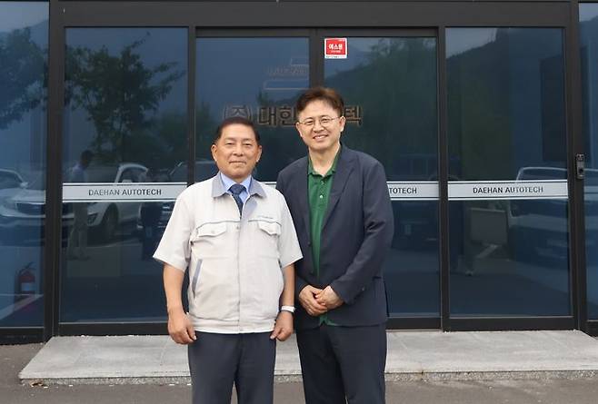 [서울=뉴시스] 김대형 대한오토텍 대표(왼쪽)와 서일권 포스코 동반성장지원단장. (사진=동반성장위원회 제공) 2025.09.29. photo@newsis.com *재판매 및 DB 금지