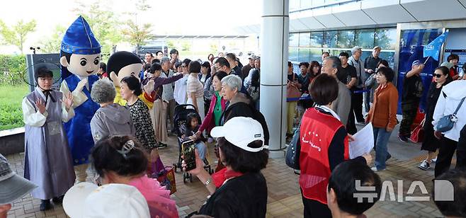 [인천=뉴시스] 전진환 기자 = 중국인 단체관광객에 대한 무비자 입국 시행 첫날인 29일 오전 인천 연수구 인천항 크루즈터미널에서 중국인 단체 크루즈 관광객이 입국하고 있다.  2025.09.29. amin2@newsis.com