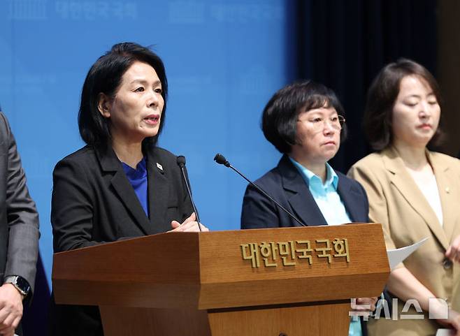 [서울=뉴시스] 김명년 기자 = 최민희 국회 과학기술정보방송통신위원장이 28일 오전 서울 여의도 국회 소통관에서 방송미디어통신위원회 설치법 본회의 통과 관련 기자회견을 하고 있다. 2025.09.28. kmn@newsis.com