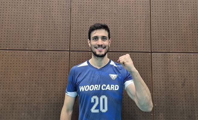 [나고야=뉴시스] 문채현 기자 = 남자배구 우리카드의 하파엘 아라우조가 29일 일본 나고야의 제이텍트 경기장에서 훈련을 진행한 뒤 인터뷰에 응하고 있다. 2025.09.29. dal@newsis.com *재판매 및 DB 금지