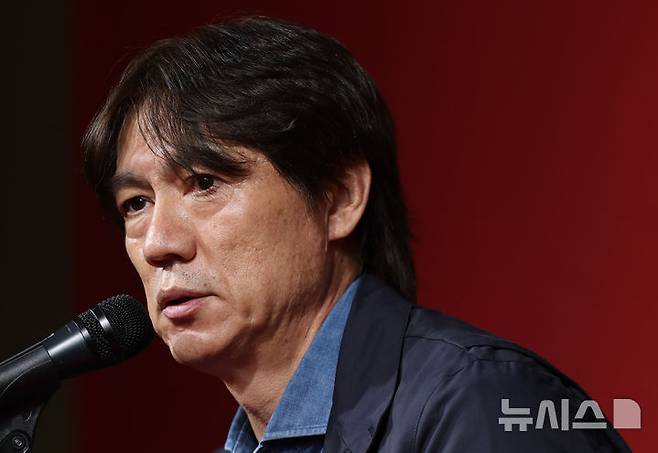 [서울=뉴시스] 황준선 기자 = 홍명보 대한민국 축구 국가대표팀 감독이 29일 오후 서울 종로구 축구회관에서 10월 A매치 소집 명단을 발표하고 있다. 대한민국 축구 국가대표팀은 오는 10월6일 소집돼 10월10일 오후 8시 브라질, 14일 오후 8시 파라과이와 친선경기를 치른다. 2025.09.29. hwang@newsis.com