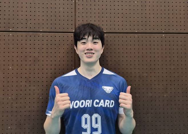 [나고야=뉴시스] 남자배구 우리카드의 김지한이 29일 일본 나고야의 제이텍트 경기장에서 팀 훈련을 진행한 뒤 취재진의 사진 요청에 응하고 있다. 2025.09.29. dal@newsis.com *재판매 및 DB 금지