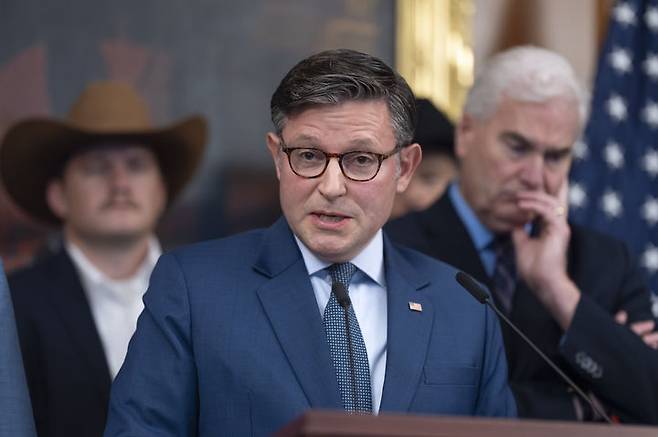 [워싱턴=AP/뉴시스] 마이크 존슨 미 하원의장이 지난 16일(현지 시간) 우파 청년 정치활동가 찰리 커크 피살 사건에 대해 언급하고 있다. 존슨 의장이 이날 정부 셧다운을 막기 위한 임시 재정 지출 법안을 발표했으나 민주당이 반대해 미 정부의 셧다운 가능성이 높아졌다. 2025.09.29.