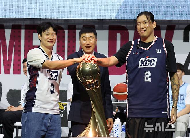 [서울=뉴시스] 배훈식 기자 = 부산 KCC 이상민 감독과 허웅, 최준용이 29일 오후 서울 용산구 블루스퀘어에서 열린 2025-2026시즌 프로농구 개막 미디어 데이&팬 페스트에서 포즈를 취하고 있다. 2025.09.29. dahora83@newsis.com