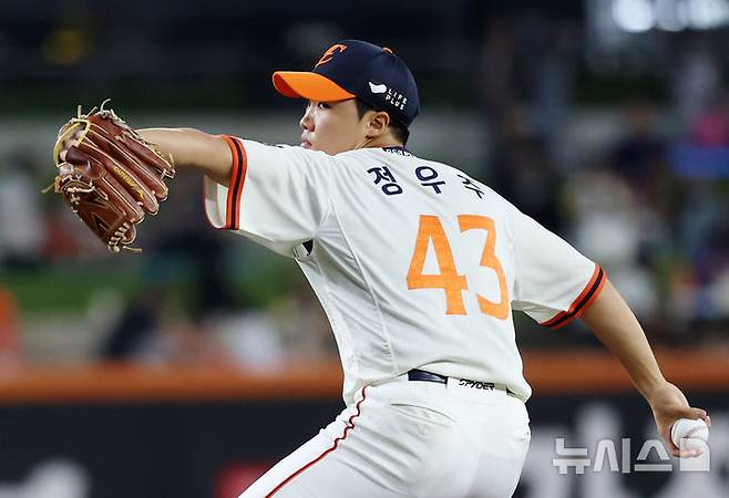 [대전=뉴시스] 조성우 기자 = 29일 대전 중구 한화생명볼파크에서 열린 2025 KBO리그 LG 트윈스와 한화 이글스의 경기, 한화 선발투수 정우주가 역투하고 있다. 2025.09.29. xconfind@newsis.com