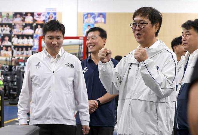 문화체육관광부 최휘영 장관(사진 오른쪽 두 손을 든 사람)이 29일 충북 진천 국가대표 선수촌을 방문해 훈련 중인 국가대표 선수들을 격려하고 있다. 문화체육관광부 제공
