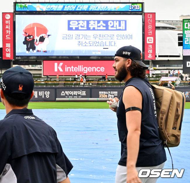 [OSEN=수원, 민경훈 기자] 17일 수원 KT위즈파크에서 ‘2025 신한 SOL Bank KBO리그’ KT 위즈와 한화 이글스의 경기가 열릴 예정이었으나 우천 취소됐다.이날 KT 위즈와 한화 이글스의 시즌 9번째 맞대결이 우천 취소됐다.&nbsp;이날 개시 예정이었던 5경기가 모두 우천으로 취소됐다.&nbsp;선발 예고 됐던 한화 폰세가 퇴장하고 있다. 2025.07.13 / rumi@osen.co.kr
