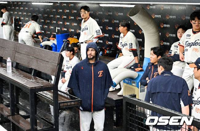[OSEN=대전, 민경훈 기자] 프로야구 LG 트윈스의 정규리그 우승 확정이 비로 인해 미뤄졌다. 1시간 지연 시작 목표로 그라운드를 정비했으나, 오락가락하는 비 때문에 방수포를 걷었다가 다시 깔면서 대기 시간이 길어지자 결국 우천 취소 결정이 났다. 28일 오후 2시 대전 한화생명볼파크에서 열릴 예정이었던 2025 신한 SOL Bank KBO리그 LG 트윈스와 한화 이글스의 시즌 16차전 마지막 대결이 우천 취소됐다. 우천취소 얘기가 나오자 한화 선수들이 준비를 하고 있다. 2025.09.28 / rumi@osen.co.kr
