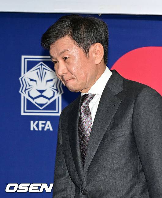 [OSEN=김성락 기자] 제55대 대한축구협회 회장 선거에 출마한 정몽규 후보가 4연임에 성공했다. 제 55대 대한축구협회 회장 선거가 26일 서울 종로구 신문로 축구회관 2층에서 열렸다. 이날 정몽규 후보는 선거인단 192명 중 183명이 투표한 가운데 156표의 압도적인 지지를 받아 당선이 확정됐다. 정몽규 축구협회장이 소감을 밝힌 뒤 단상에서 내려가고 있다. 2025.02.26 / ksl0919@osen.co.kr