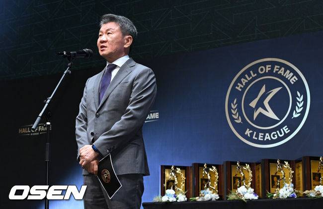 [OSEN=조은정 기자]제2회 K리그 명예의전당 헌액식이 16일 서울 종로구 아산정책연구원에서 진행됐다.이번 제2회 K리그 명예의전당 헌액자로는 선수 부문에 김주성, 김병지, 고(故) 유상철, 데얀이 선정됐다. 지도자 부문에 김호 전 수원 삼성 감독, 공헌자 부문에 정몽준 대한축구협회 명예회장이 이름을 올렸다.대한축구협회 정몽규 회장이 축사를 하고 있다. 2025.09.16 /cej@osen.co.kr