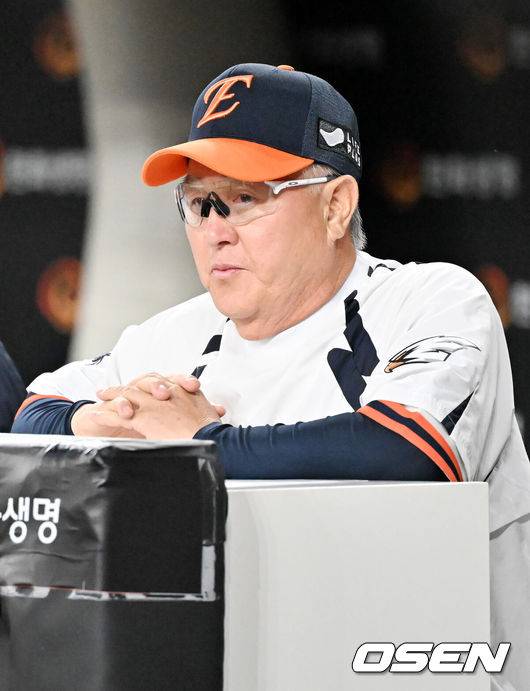 [OSEN=대전, 민경훈 기자] 한화 김경문 감독이 그라운드를 바라보고 있다. 2025.09.26 /rumi@osen.co.kr