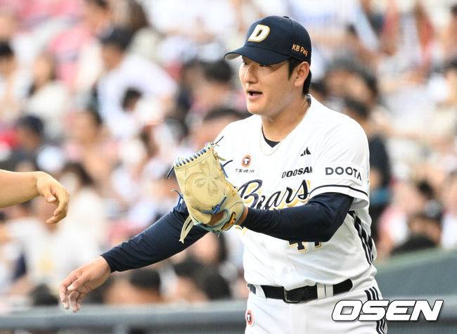 [OSEN=잠실, 조은정 기자]15일 서울 잠실야구장에서 2025 신한 SOL Bank KBO리그 두산 베어스와 키움 히어로즈의 경기가 열렸다.이날 홈팀 두산은 곽빈을, 원정팀 키움은 정현우를 선발 투수로 내세웠다.1회초 이닝을 마친 두산 선발 곽빈이 야수진을 맞이하고 있다. 2025.06.15 /cej@osen.co.kr