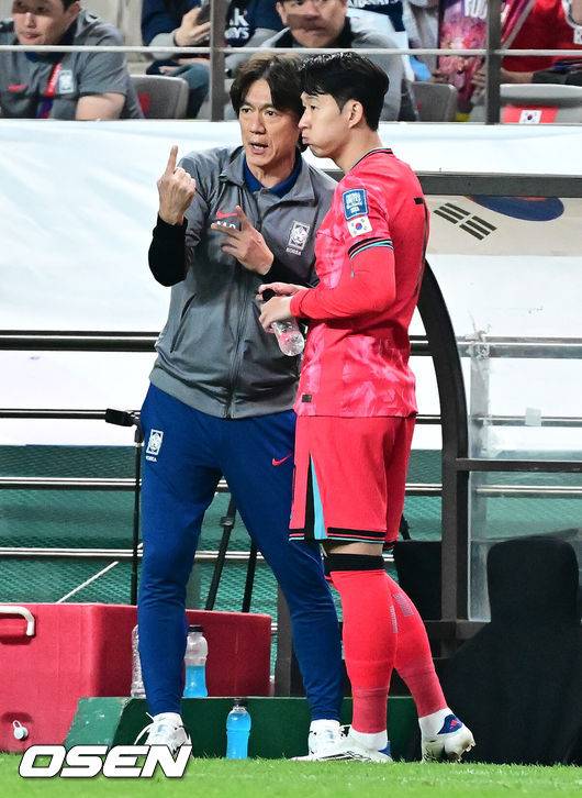 [OSEN=서울월드컵경기장, 지형준 기자] 홍명보 감독이 이끄는 축구대표팀이 10일 서울월드컵경기장에서 쿠웨이트와 2026 국제축구연맹(FIFA) 북중미 월드컵 아시아 3차 예선 조별리그 B조 10차전 최종전을 펼쳤다.한국은 지난 6일 이라크와 원정 9차전에서 2-0으로 승리하며 전세계에서 6번째, 아시아에서 최초로 11회 연속 월드컵 본선 진출의 역사를 썼다. B조에선 1위(승점 19점) 한국과 2위(승점 16점) 요르단이 월드컵에 직행한다.후반 한국 홍명보 감독이 손흥민을 교체 준비 시키며 전술을 설명하고 있다. 2025.06.10 /jpnews@osen.co.kr