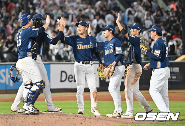 NC 선수들이 승리를 축하하고 있다./OSEN DB