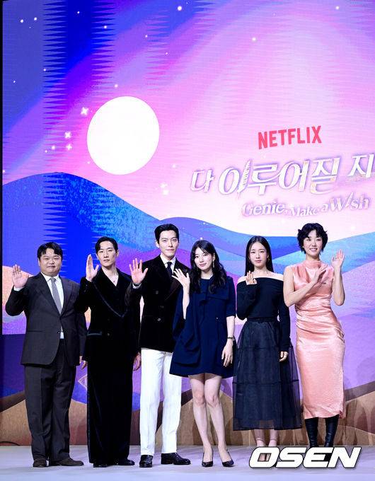 [OSEN=최규한 기자] 29일 오후 서울 역삼동 조선 팰리스 서울 강남에서 넷플릭스 시리즈 '다 이루어질지니' 제작발표회가 열렸다.'다 이루어질지니' 는 천여 년 만에 깨어난 경력 단절 램프의 정령 지니(김우빈 분)가 감정 결여 인간 가영(수지 분)을 만나 세 가지 소원을 두고 벌이는 스트레스 제로, 판타지 로맨틱 코미디다.배우 고규필, 노상현, 김우빈, 수지, 안은진, 이주영(왼쪽부터)이 포토타임을 하고 있다. 2025.09.29 / dreamer@osen.co.kr
