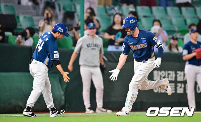 데이비슨이 홈런을 터트리고 3루를 돌고 있다./OSEN DB