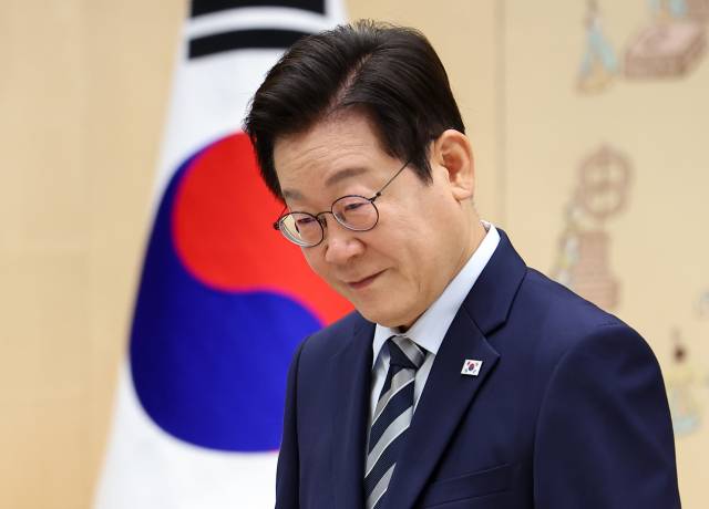 ▲이재명 대통령이 29일 용산 대통령실에서 주한대사 신임장 제정식이 끝난 뒤 환담장으로 이동하고 있다. ⓒ연합뉴스