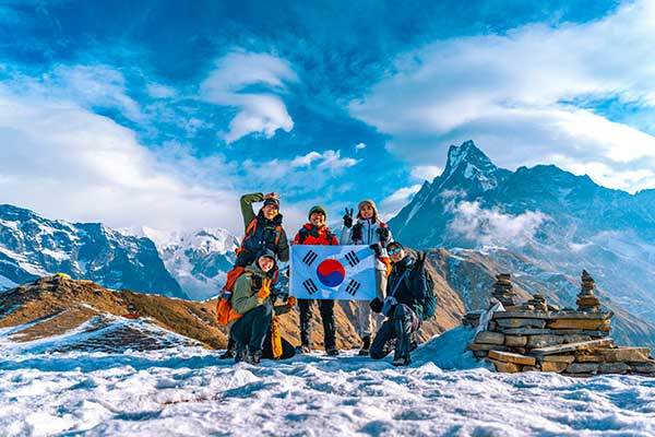 마르디히말 뷰포인트에서 단체 사진을 찍었다.