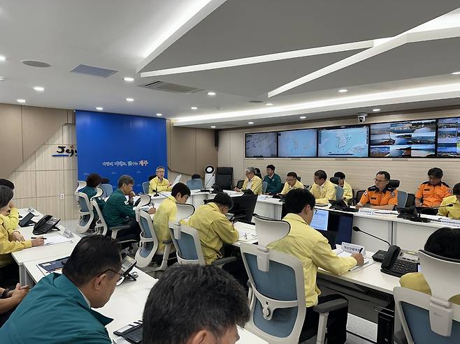29일 진명기 제주도 행정부지사가 제주도 재난안전대책본부 상황실에서 회의를 주재하고&nbsp;있다. 제주도 제공