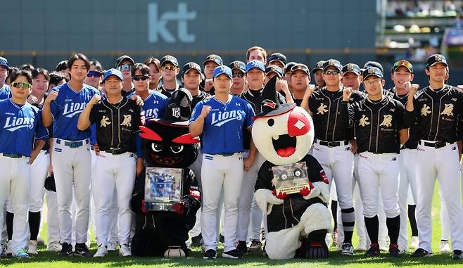 삼성 라이온즈 오승환이 21일 수원 케이티위즈파크에서 열린 2025 KBO리그 정규시즌 kt 위즈와의 원정 경기에 앞서 은퇴 투어를 진행하고 있다. 뉴스1