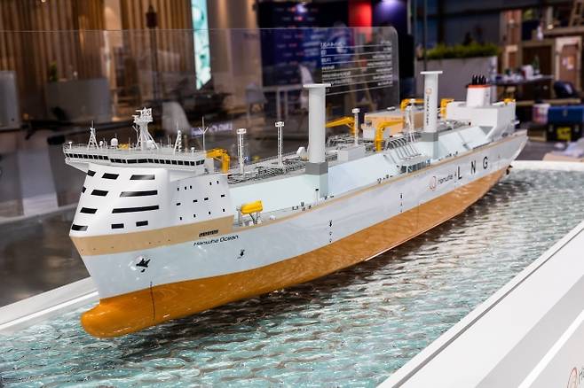 한화오션이 업계 최초로 개발하는 ‘무탄소 추진 LNG운반선’ 모형