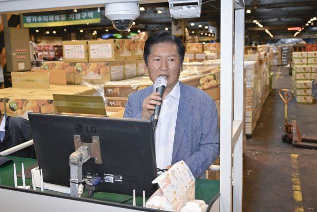 정청래 더불어민주당 대표가 25일 추석을 앞두고 물가 점검을 위해 서울 송파구 가락동 농수산물도매시장을 찾아 경매대에 올라 인사말을 하고 있다. 2025.9.25 국회사진기자단