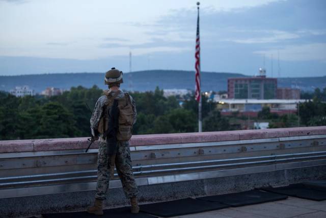 아프리카 사하라 이남의 주말리 미국대사관 옥상에서 미 해병대 대사관 경비단 소속 장병이 경계 근무를 하고 있다. 사진 제공=DVIDS(미 국방부 사진·영상 아카이브)