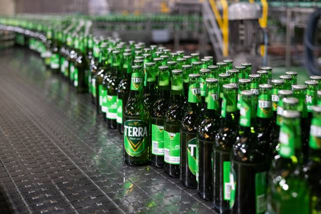 하이트진로 강원공장에서 테라 병맥주를 생산하고 있다. 사진 제공=하이트진로