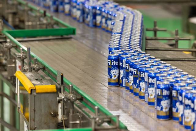 하이트진로 강원공장에서 필라이트 캔맥주가 생산되고 있다. 김남명 기자