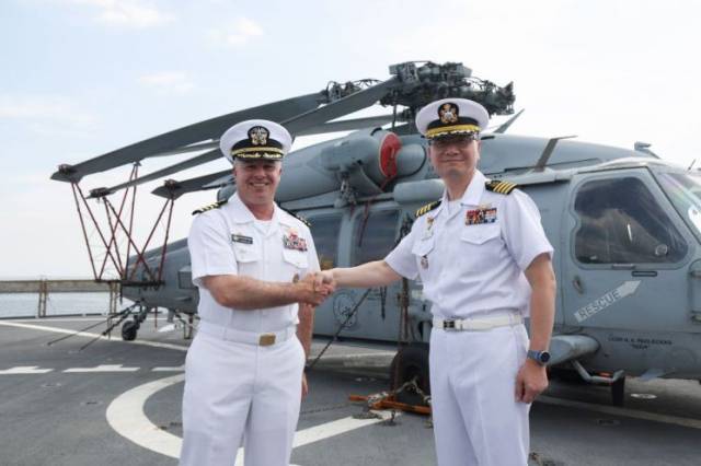9월 29일 부산 해군작전사령부에 정박해 있는 미 7함대 상륙지휘함 블루릿지함에서 루이스 카탈리나 블루릿지 함장(왼쪽)과 강형구 해군작전사령부 전투발전참모처장이 언론인터뷰 종료 후 악수하고 있다. 사진 제공=국방일보