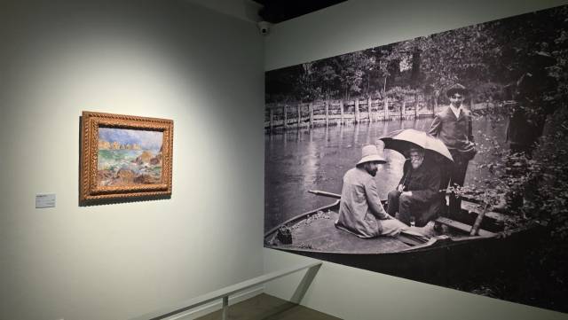 전시에는 당대의 분위기를 알 수 있는 빈티지 사진도 다수 공개됐다. 르누아르의 ‘바다 풍경, 건지 섬’과 나란히 흑백 사진이 전시돼 돼있다. 김경미 기자