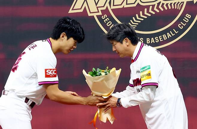 설종진 키움 감독(오른쪽)은 29일 고척스카이돔에서 열린 취임식에 참석하며 히어로즈 7대 감독으로서의 새출발을 알렸다. 그는 2008년 키움 창단 당시 받았던 붉은 넥타이를 착용하며 의지를 다졌다. 고척｜뉴시스