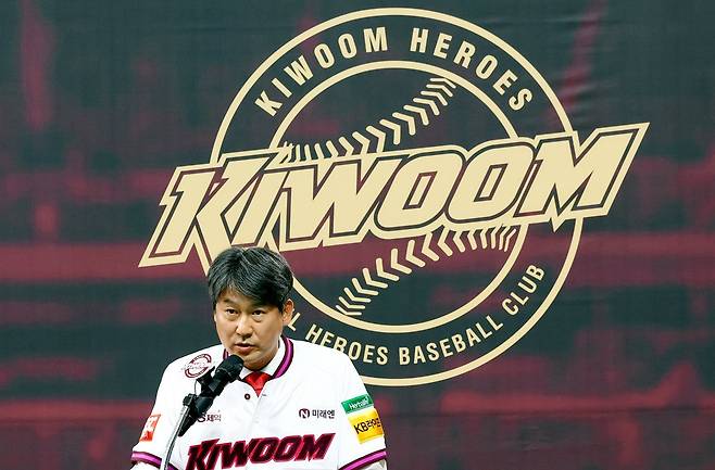 설종진 키움 감독은 29일 고척스카이돔에서 열린 취임식에 참석하며 히어로즈 7대 감독으로서의 새출발을 알렸다. 그는 2008년 키움 창단 당시 받았던 붉은 넥타이를 착용하며 의지를 다졌다. 고척｜뉴시스