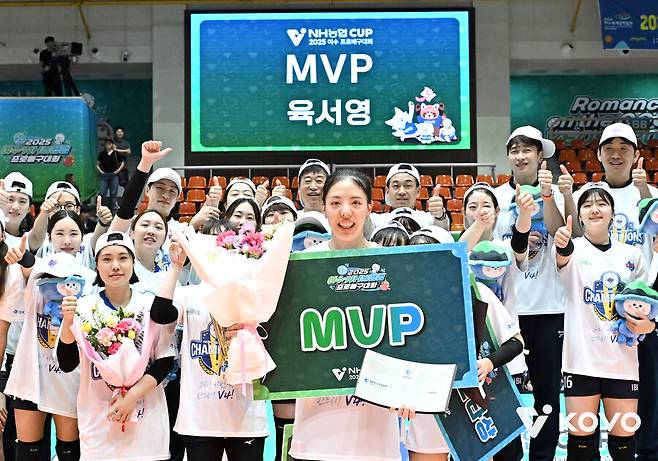 ▲ MVP를 수상한 IBK기업은행 육서영 ⓒKOVO