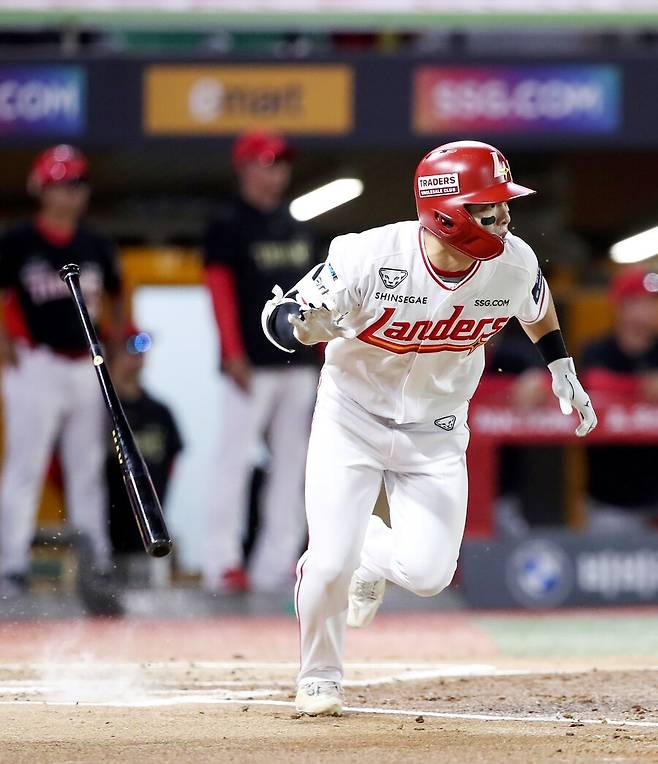 ▲ 시즌 초반 부진을 딛고 9월 들어 대활약하며 팀 상승세에 힘을 보태고 있는 정준재 ⓒSSG랜더스