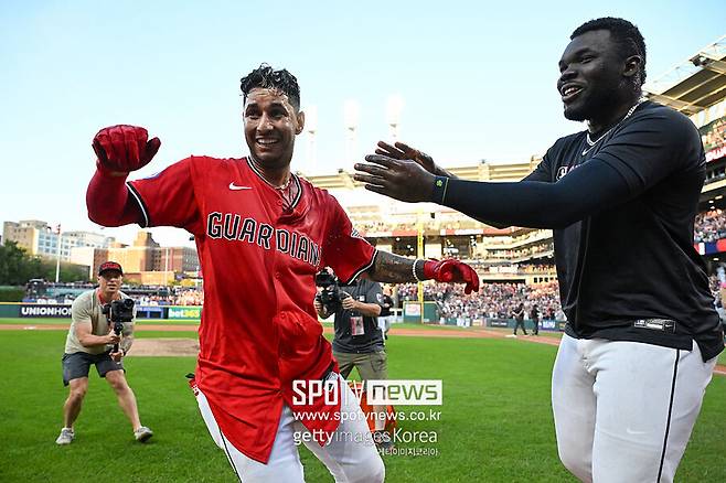 ▲ 텍사스 레인저스와 경기에서 끝내기 홈런을 터뜨린 브라얀 로치오.