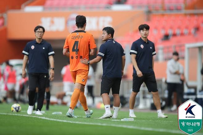 제주 SK 송주훈이 28일 제주월드컵경기장에서 열린 수원FC전에서 전반 34분 퇴장당한 뒤 경기장을 빠져나가고 있다. /사진=한국프로축구연맹 제공