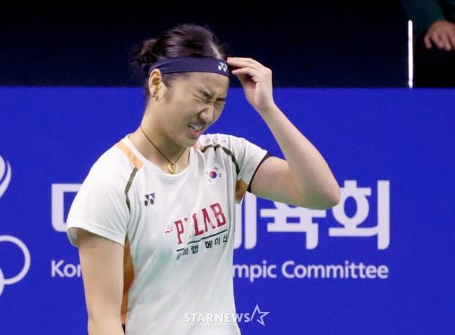 안세영이 28일 야마구치와 BWF 월드투어 2025 수원 빅터 코리아오픈 배드민턴선수권대회 여자 단식 결승에서 실점 후 아쉬워하고 있다. /사진=김진경 대기자