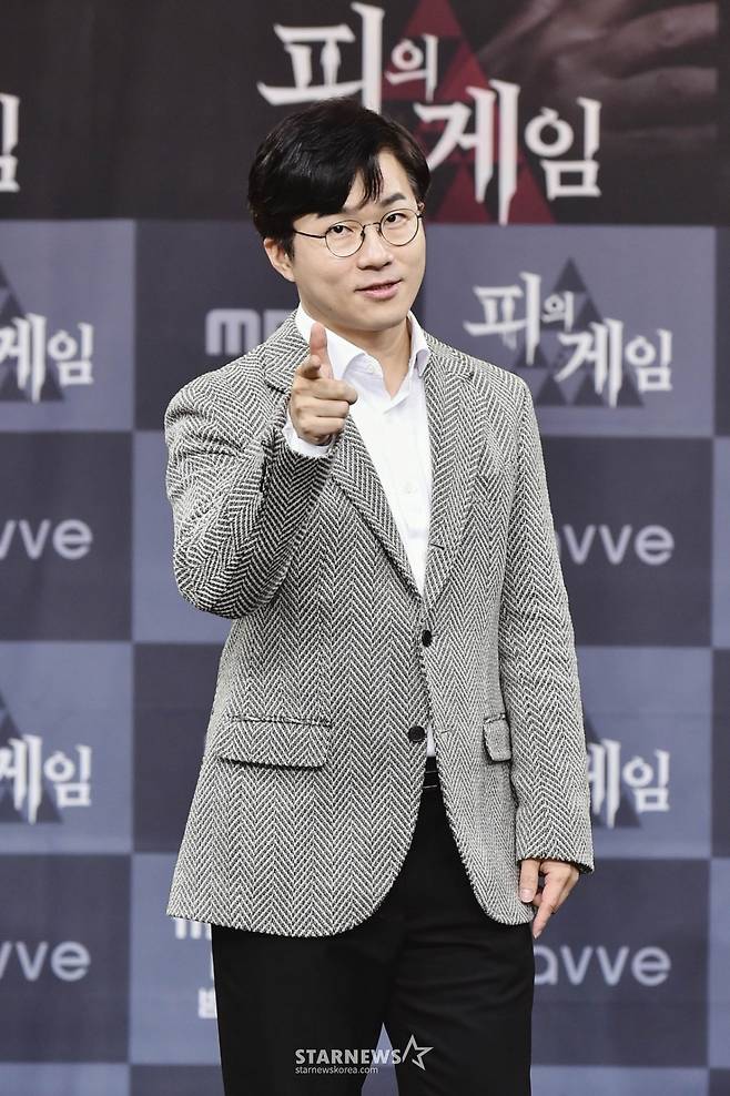 크리에이터 슈카가 1일 오후 온라인 생중계로 진행된 MBC 새 예능 '피의 게임' 제작발표회에 참석해 포즈를 취하고 있다.   배신, 거짓, 음모 등 어떤 수단을 써서라도 살아남아야 하는 치열하고 처절한 생존 서바이벌 '피의 게임'은 오늘(1일) 첫 방송된다. /사진제공=MBC 2021.11.01