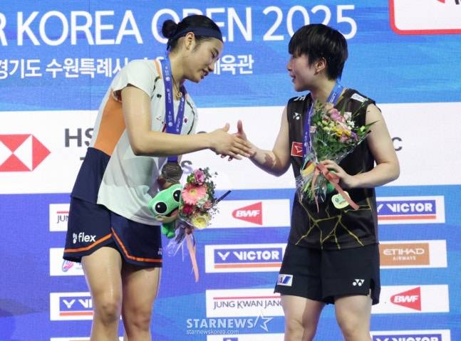 안세영(왼쪽)이 시상대에 올라 야마구치와 악수를 나누고 있다. /사진=김진경 대기자