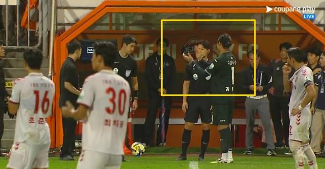 제주 SK 김동준이 28일 제주월드컵경기장에서 열린 수원FC전 추가시간 퇴장을 당한 뒤 주심에게 박수를 치고 있다. /사진=중계화면 캡처