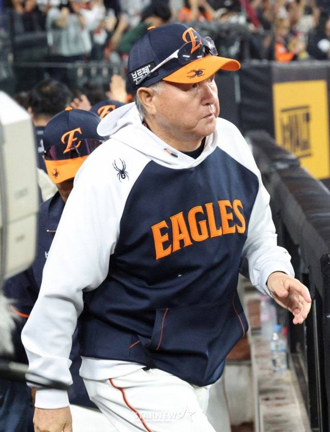 2025 신한 SOL Bank KBO리그 한화 이글스 대 LG 트윈스 경기가 29일 대전한화생명 볼파크에서 열렸다.  한화 김경문 감독이 LG에 승리한 후 선수들을 맞으러 그라운드로 향하고 있다. /사진=김진경 대기자