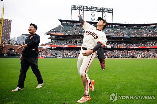 팬들에게 선물을 던져주는 이정후 [AP=연합뉴스]