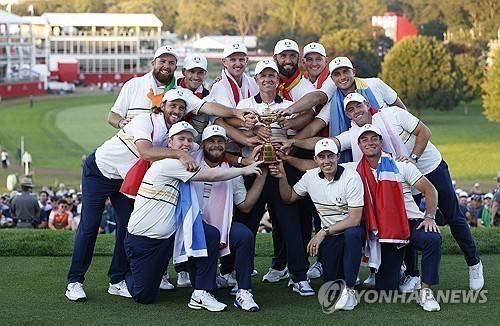 라이더컵을 들고 기뻐하는 유럽팀. [로이터=연합뉴스]
