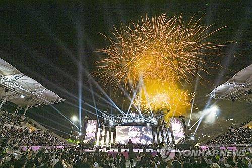 2025 원주 댄싱카니발 성료
    (원주=연합뉴스) 강원 원주문화재단은 지역 대표 축제인 2025 원주 댄싱카니발이 사흘간 30여만명의 방문객을 기록하며 28일 성료했다고 밝혔다.
    사진은 원주시 명륜동 댄싱공연장에서 지난 26일 열린 개막 무대. 2025.9.28 [원주문화재단 제공. 재판매 및 DB 금지]
    yangdoo@yna.co.kr
(끝)